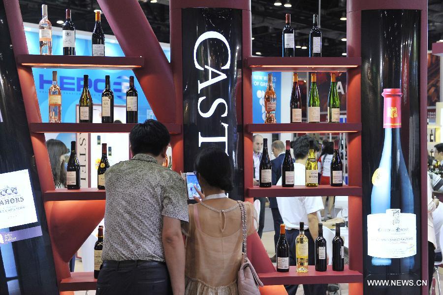 Visitors are seen at the Top Wine China 2013 Expo in Beijing, capital of China, June 5, 2013. The 3-day expo kicked off on June 4, with over 5,000 wine brands from home and abroad participated. (Xinhua/Lu Peng)