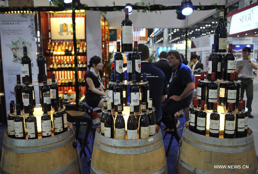 Visitors taste wine at the Top Wine China 2013 Expo in Beijing, capital of China, June 5, 2013. The 3-day expo kicked off on June 4, with over 5,000 wine brands from home and abroad participated. (Xinhua/Lu Peng) 