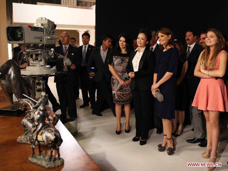 Peng Liyuan (3rd R, front), wife of Chinese President Xi Jinping, accompanied by Mexico's first lady Angelica Rivera (2nd R, front), visits Mexican broadcaster Televisa, in Mexico City, Mexico, June 5, 2013. (Xinhua/Ding Lin)