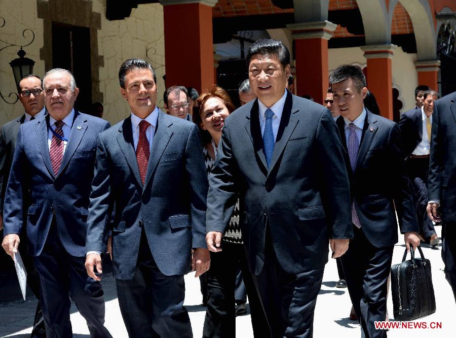 Chinese President Xi Jinping (R Front) and Mexican President Enrique Pena Nieto (L Front) walk to a conference attended by Chinese and Mexican entrepreneurs in Mexico City, capital of Mexico, June 5, 2013. (Xinhua/Rao Aimin) 