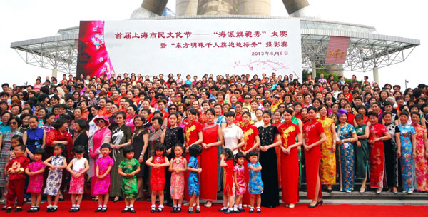 Nearly 2,000 fans of cheongsam, a traditional Chinese dress, put on a show in Shanghai on Thursday to display the Shanghai-style cheongsam. [Photo/Xinhua]