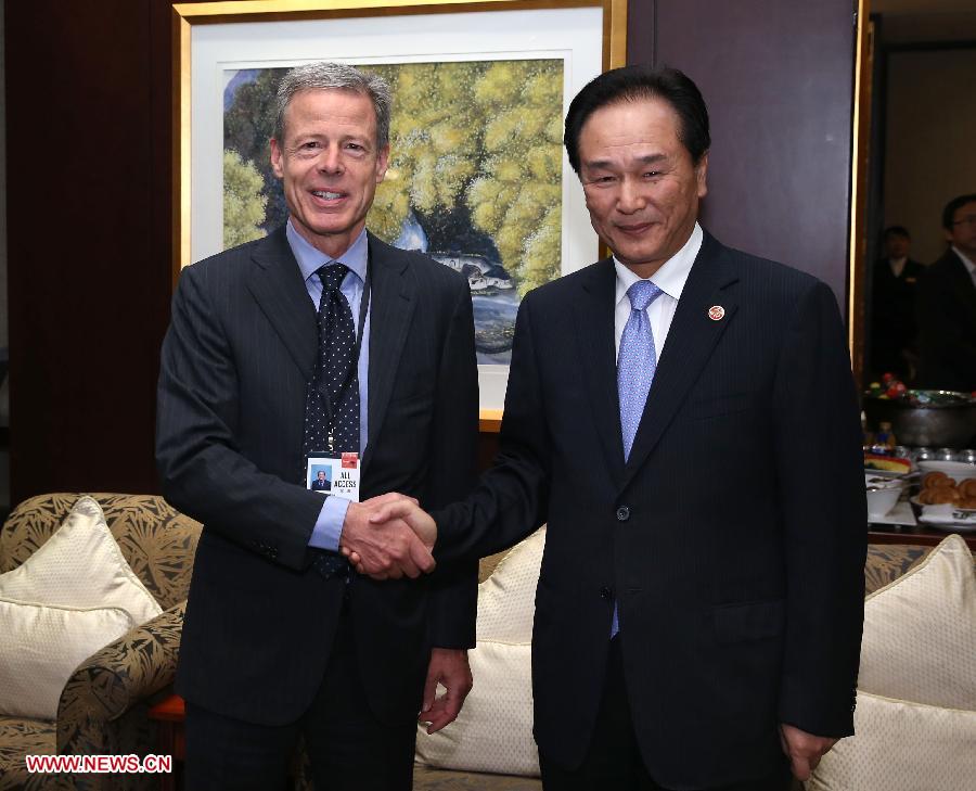 Cai Mingzhao (R), director of China's State Council Information Office, meets with Time Warner Chairman and CEO Jeffrey Bewkes attending the 2013 Fortune Global Forum (FGF) in Chengdu, capital of southwest China's Sichuan Province, June 7, 2013. (Xinhua/Pang Xinglei)