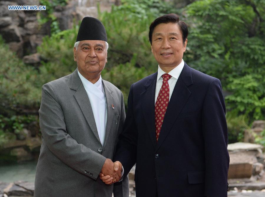 Chinese Vice President Li Yuanchao (R) meets with his Nepalese counterpart Parmananda Jha in Beijing, capital of China, June 7, 2013. (Xinhua/Ma Zhancheng)