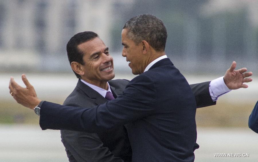 U.S. President Barack Obama hugs Los Angeles Mayor Antonio Villaraigosa, as he arrives at Los Angeles International Airport in Los Angeles, on June 7, 2013, for a meeting with Chinese President Xi Jinping. (Xinhua/Zhao Hanrong) 