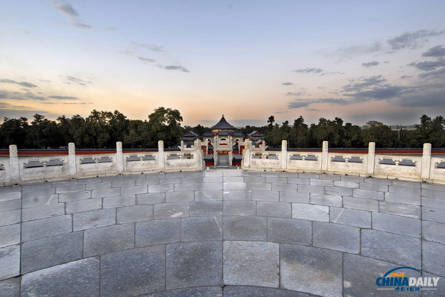 Located to the south of the Imperial Vault of Heaven, the Circular Mound Altar is a circular platform to offer sacrifice to heaven. It consists of three circular platforms of white marble, decreasing in diameter.There are 360 pillars in the balustrades, representing the 360 days of the ancient Chinese lunar year. The numbers of various elements of the Altar, including its balusters and steps, are either the sacred number nine or its nonuples.The imperial throne is supposed to be set up in the centre of the uppermost platform, symbolizing the role of the Emperor as the Son of Heaven and hence the mediator between Heaven and Earth. (Chinadaily.com.cn/Jia Yue)