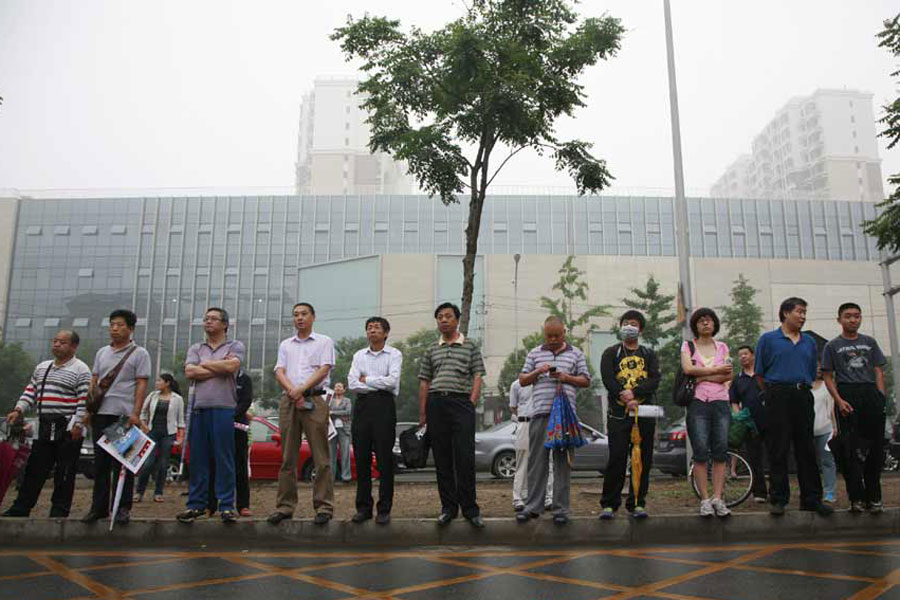 Parents wait for their children sitting the 2013 Gaokao outside No. 11 High School in Beijing on Saturday, June 8, 2013. [Photo: CRI Online]