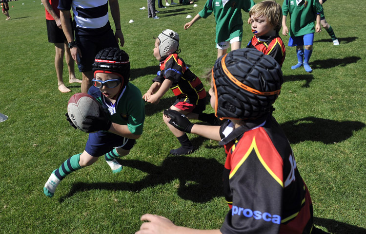 Grasp from the baby: Lovely Italian children learn to play rugby. (Photo/Osports)