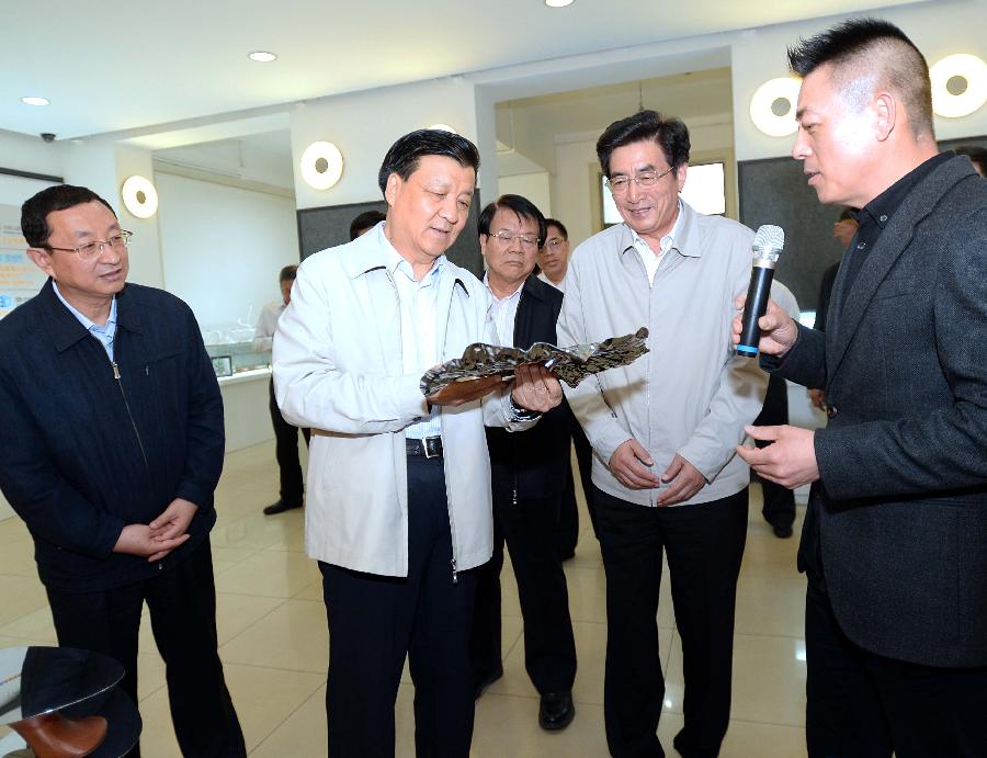 Liu Yunshan (2nd L), a member of the Standing Committee of the Political Bureau of the Communist Party of China (CPC) Central Committee and member of the Secretariat of the CPC Central Committee, visits the Design Resource Cooperation in Beijing, capital of China, June 8, 2013. Liu visited several enterprises in Beijing Saturday to conduct a survey.(Xinhua/Li Tao) 