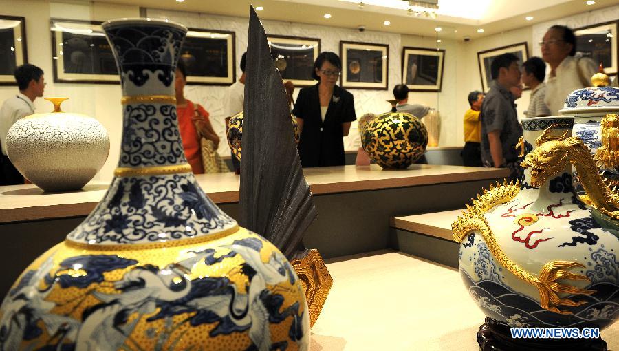 Tourists visit ceramic artworks in the town of Yingge of Xinbei City in southeast China's Taiwan, June 8, 2013. Over 100 artists have set up workshops in Yingge, which is famous for ceramics production, providing opportunities for visitors to experience the process of making porcelains. (Xinhua/Tao Ming) 