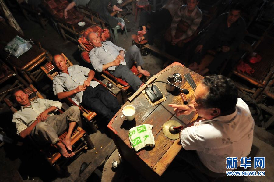 A few listeners lying on chairs to listen to a story performed by Li Hairong. (Photo/Xinhua)