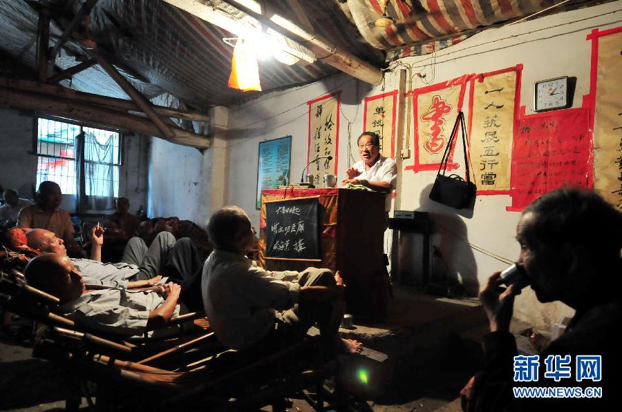 People listen to an historical story performed by artist Li Hairong in Jade Leaf Storytelling Theater on June 6, 2013. (Photo/Xinhua)