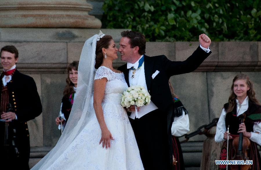 The newly wed Swedish Princess Madeleine and U.S. banker Christopher O'Neill kiss outside the Royal Chapel after their wedding ceremony in Stockholm, Sweden, on June 8, 2013. (Xinhua/Liu Yinan) 