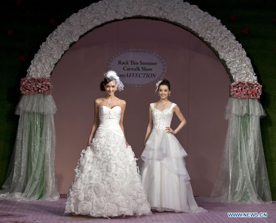 Models present creations during a wedding dress and evening gown show at the 71st Summer Wedding Service Banquet Expo & Beauty Fiesta 2013 in Hong Kong, south China, June 8, 2013. (Xinhua/Zhao Yusi)
