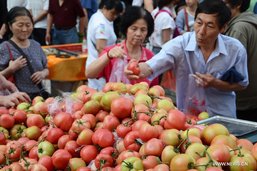 People choose fruit in a market in Changchun, capital of northeast China's Jilin Province, June 9, 2013. China's consumer price index (CPI), a main gauge of inflation, grew 2.1 percent year on year in May, down from 2.4 percent in April, the National Bureau of Statistics said on Sunday. (Xinhua/Lin Hong)