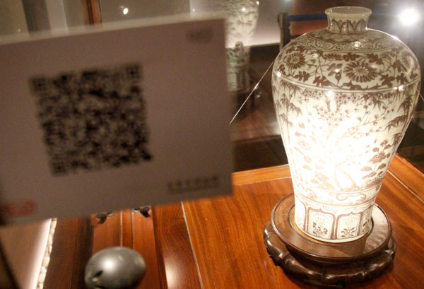 Audiences can learn more than 40 first-class heritage pieces in Nanjing Municipal Museum, by scanning two-dimensional codes with smartphones. Dong Jinlin / for China Daily