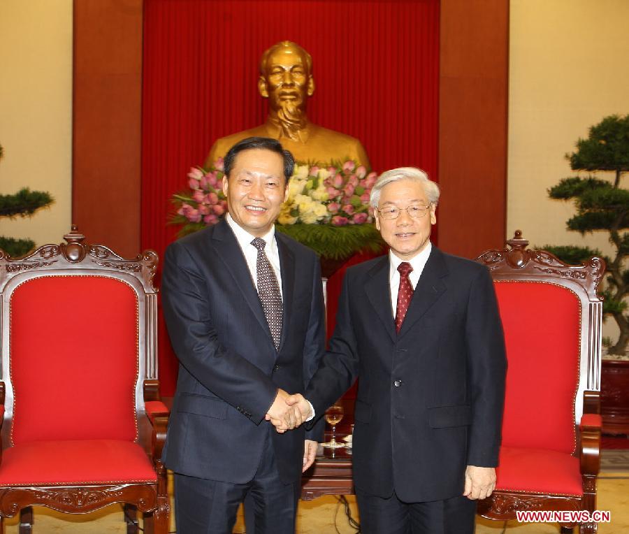 Nguyen Phu Trong (R), general secretary of the Central Committee of the Communist Party of Vietnam, meets with Peng Qinghua, chief of the Guangxi Zhuang Autonomous Region Committee of the Communist Party of China, in Hanoi, capital of Vietnam, June 10, 2013. (Xinhua/VNA)