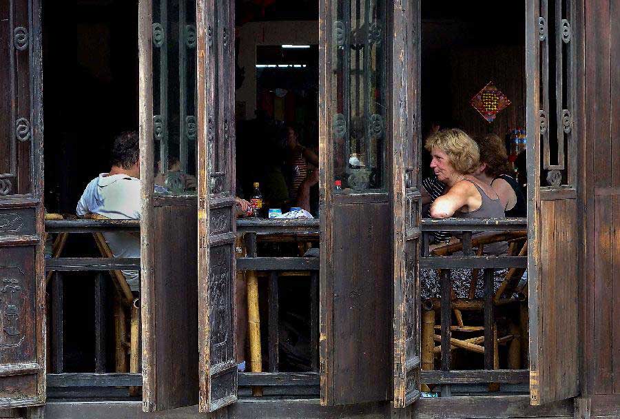 Visitors rest in a tea house of Wuzhen ancient town in Tongxiang City, east China's Zhejiang Province, July 18, 2009. (Xinhua/Wang Song)