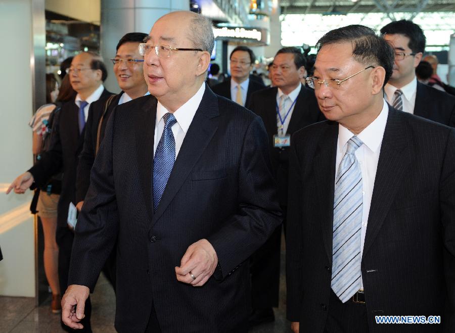 Wu Po-hsiung (L front), honorary chairman of the Kuomintang (KMT), arrives at the airport in Taoyuan, southeast China's Taiwan, June 12, 2013. Wu will lead a KMT delegation from Taiwan on a visit to the mainland from June 12 to 14. (Xinhua/Tao Ming)