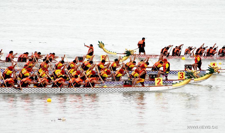 Participants compete in a boat race held to mark the annual Dragon Boat Festival in Shantou, south China's Guangdong Province, June 11, 2013. This year's Dragon Boat Festival falls on June 12. (Xinhua/Xu Ming)