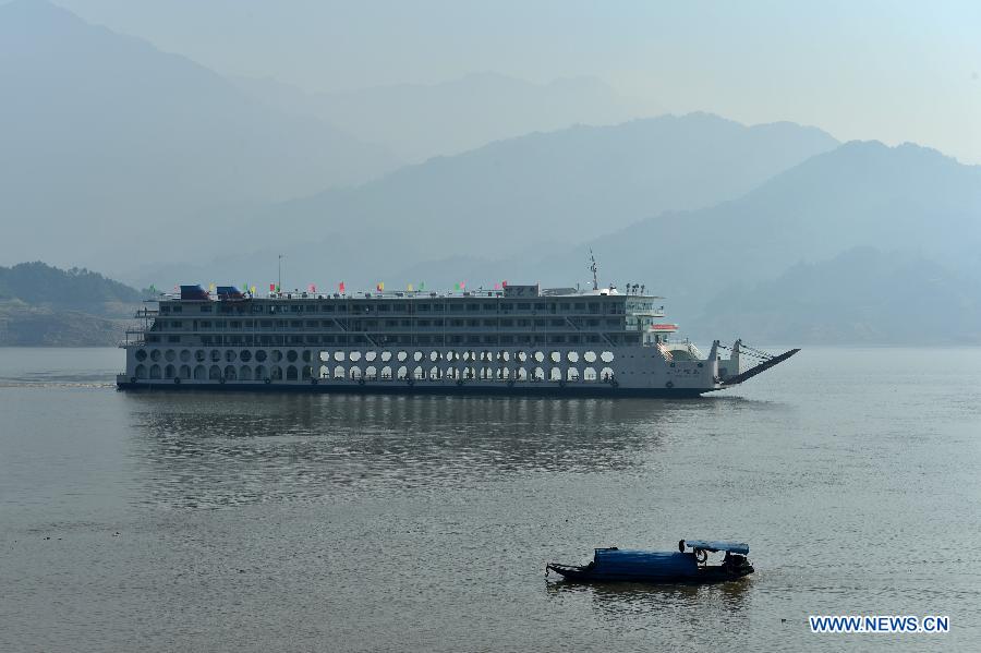 The "Zhongbaodao" ro-ro cruise ship moves in the Yinxingtuo section of the Three Gorges reservoir region in Zigui County, central China's Hubei Province, June 11, 2013. "Zhongbaodao" ro-ro cruise ship, the first one of this kind in Three Gorges reservoir region, was officially put into service on Tuesday. (Xinhua/Zheng Jiayu) 