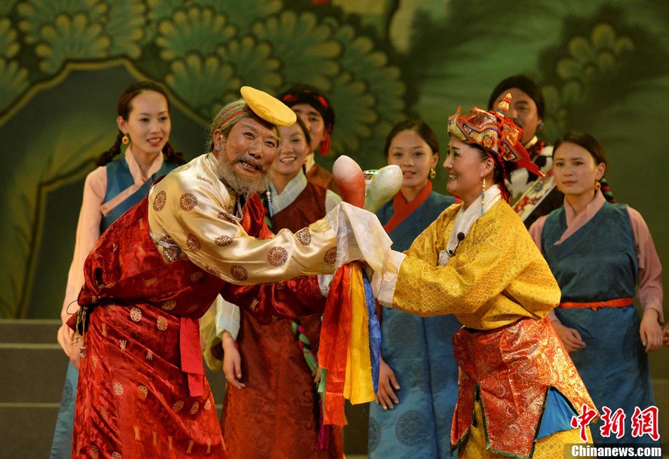 Actors perform the adaption of Padma Obar, one of the eight traditional Tibetan operas, in Lhasa on June 8, 2013. [Photo/Chinanews.com]