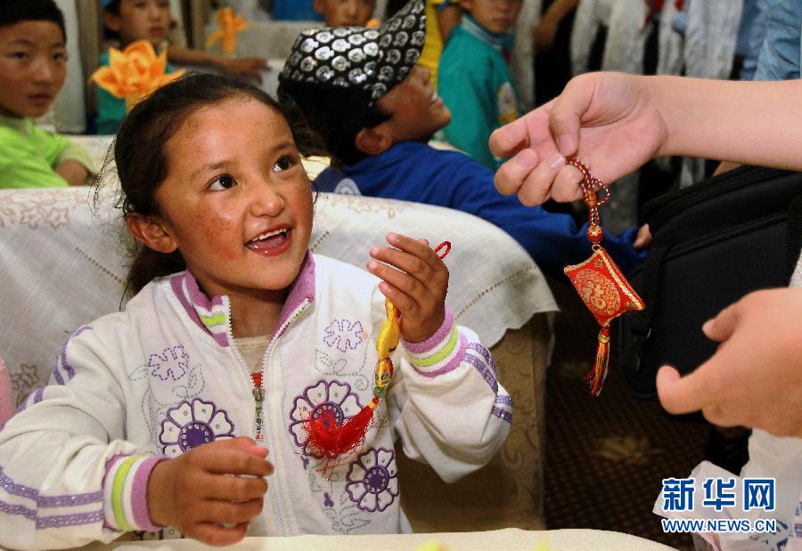 Photo taken on June 11th shows 20 Tibetan kids with congenital heart disease (CHD) from Ngari Prefecture, southwest China's Tibet Autonomous Region went back home after receiving free surgeries in Shanghai. It is said that the oldest patient is 17 years old and the youngest one is only 2 years old among the 20 patients. [Photo/Xinhua]