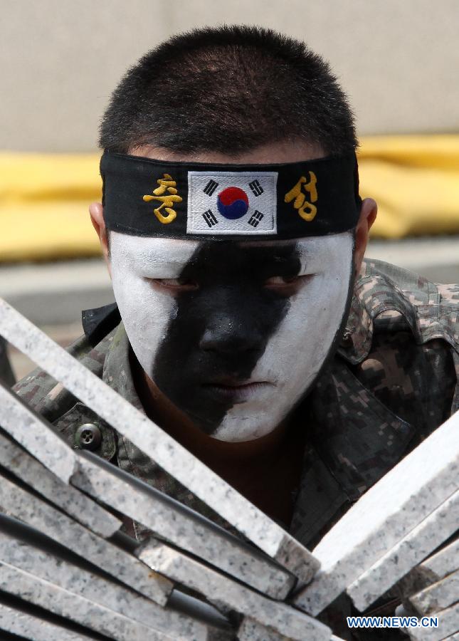 A South Korean soldier takes part in an anti-terror exercise in Incheon, South Korea, June 13, 2013. South Korean military, police and government missions participated in the anti-terror exercise, part of the 4th Asian Indoor&Martial Arts Games Incheon. (Xinhua/Park Jin-hee)