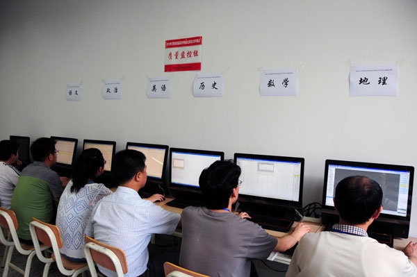 Teachers monitor the quality and progress of assessment for each subject at Northwest Normal University, Northwest China's Gansu province, June 13, 2013. [Photo/Xinhua]