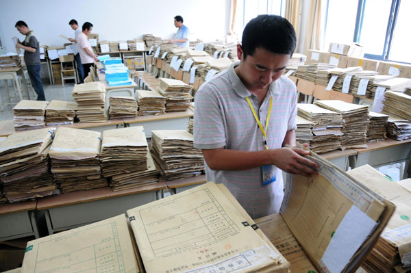 Exam papers are classified and recorded at Northwest Normal University, Northwest China's Gansu province, June 13, 2013. [Photo/Xinhua]