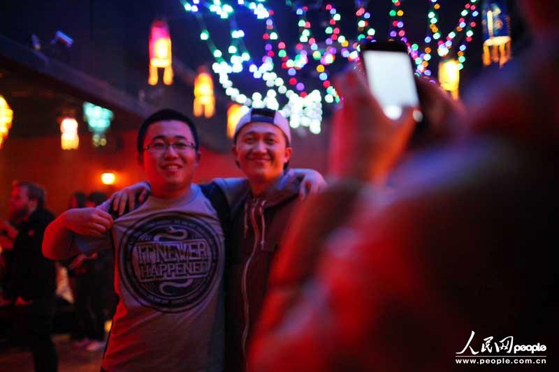 Ren Yingjing takes photo with his fans. (People's Daily Online/ Sun Bowen)