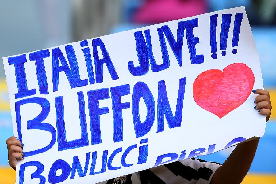 An Italy's fan holds a poster prior to the FIFA's Confederations Cup Brazil 2013 match against Mexico held at the Maracana Stadium, in Rio de Janeiro, Brazil, on June 16, 2013. (Xinhua/Liao Yujie) 
