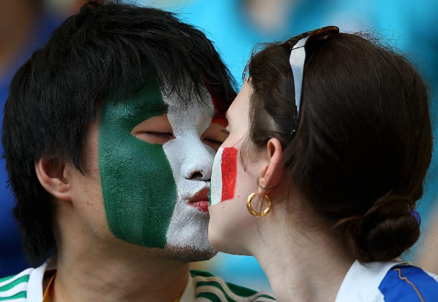 Fans react prior to the FIFA's Confederations Cup Brazil 2013 match between Mexico and Italy held at the Maracana Stadium, in Rio de Janeiro, Brazil, on June 16, 2013. (Xinhua/Liao Yujie) 