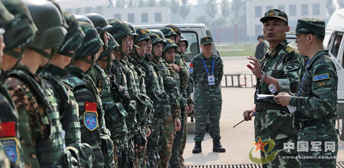 The special operation members of the Chinese People's Armed Police Force (CPAPF) and the Russian Domestic Security Force participate in the China-Russia "Cooperation 2013" joint training. (China Military Online/Qiao Tianfu)
