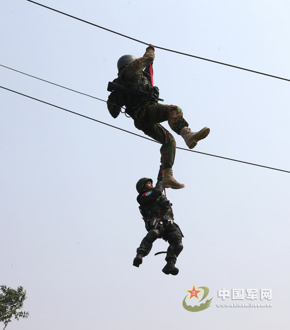 The special operation members of the Chinese People's Armed Police Force (CPAPF) and the Russian Domestic Security Force participate in the China-Russia "Cooperation 2013" joint training. (China Military Online/Qiao Tianfu)