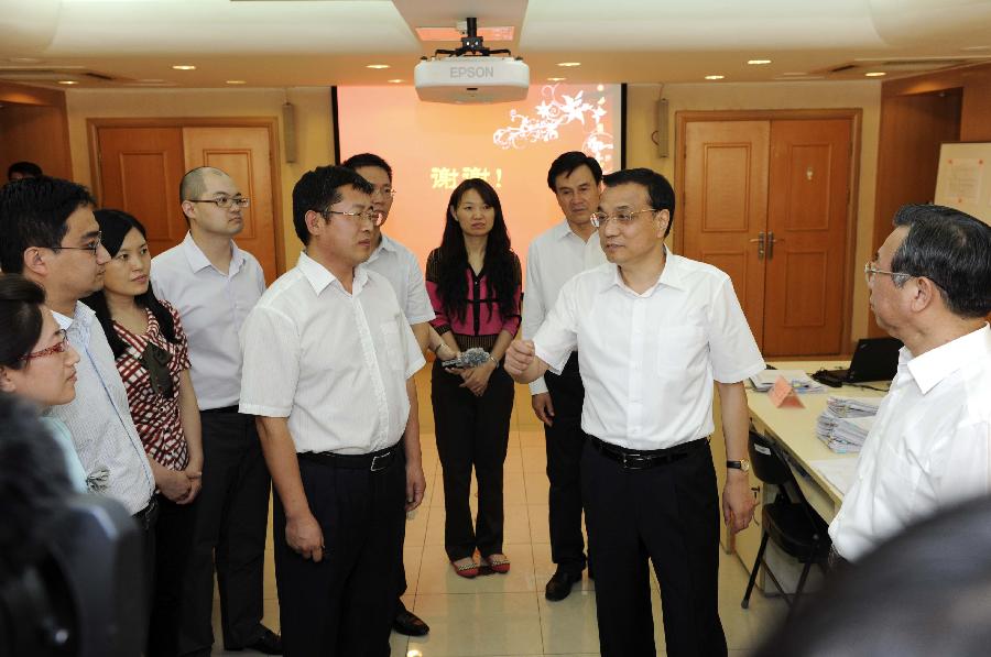 Chinese Premier Li Keqiang (2nd R), who is also a member of the standing committee of the political bureau of the Communist Party of China (CPC) Central Committee, pays an inspection visit to the National Audit Office in Beijing, capital of China, June 17, 2013. (Xinhua/Rao Aimin)