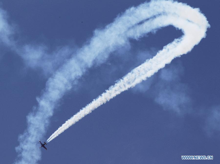 An aircraft performs during the 50th International Paris Air Show at the Le Bourget airport in Paris, France, June 17, 2013. The Paris Air Show runs from June 17 to 23. (Xinhua/Gao Jing)