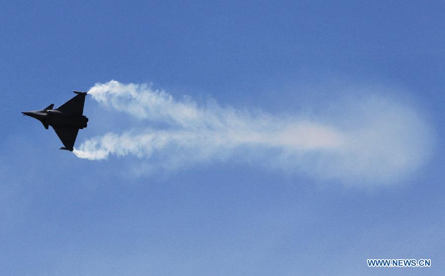 A French Dassault Rafale fighter performs during the 50th International Paris Air Show at the Le Bourget airport in Paris, France, June 17, 2013. The Paris Air Show runs from June 17 to 23. (Xinhua/Gao Jing)