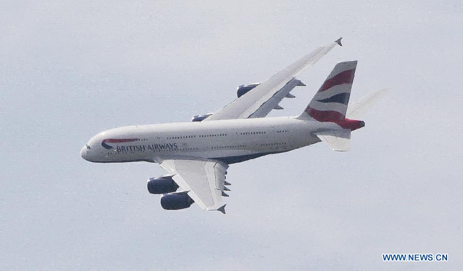 A British Airways Airbus A380 performs during the 50th International Paris Air Show at the Le Bourget airport in Paris, France, June 17, 2013. The Paris Air Show runs from June 17 to 23. (Xinhua/Gao Jing)