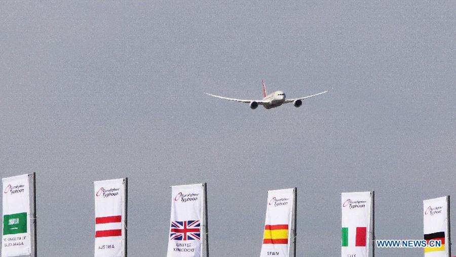 An Air India Airlines Boeing 787 dreamliner performs during the 50th International Paris Air Show at the Le Bourget airport in Paris, France, June 17, 2013. The Paris Air Show runs from June 17 to 23. (Xinhua/Gao Jing) 