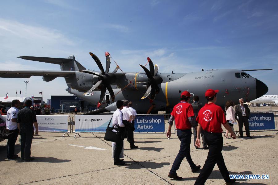 An Airbus A400M military aircraft is seen during the 50th International Paris Air Show at the Le Bourget airport in Paris, France, June 17, 2013. The Paris Air Show runs from June 17 to 23. (Xinhua/Gao Jing)