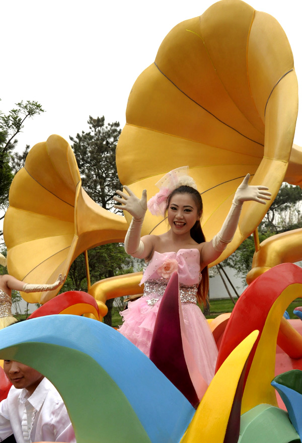 Photo taken on June 15, 2013 shows the float parade in the Garden Expo Park in Fengtai District, Beijing. (PD Online/Yao Chun)
