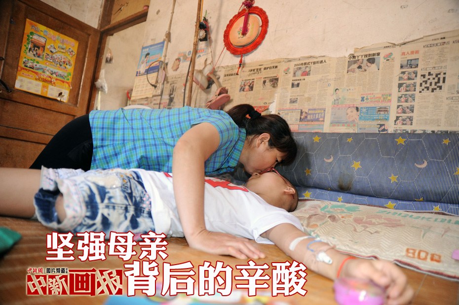 Ms. Xue takes care of her daughter Hao Xin. (Photo/CNS)