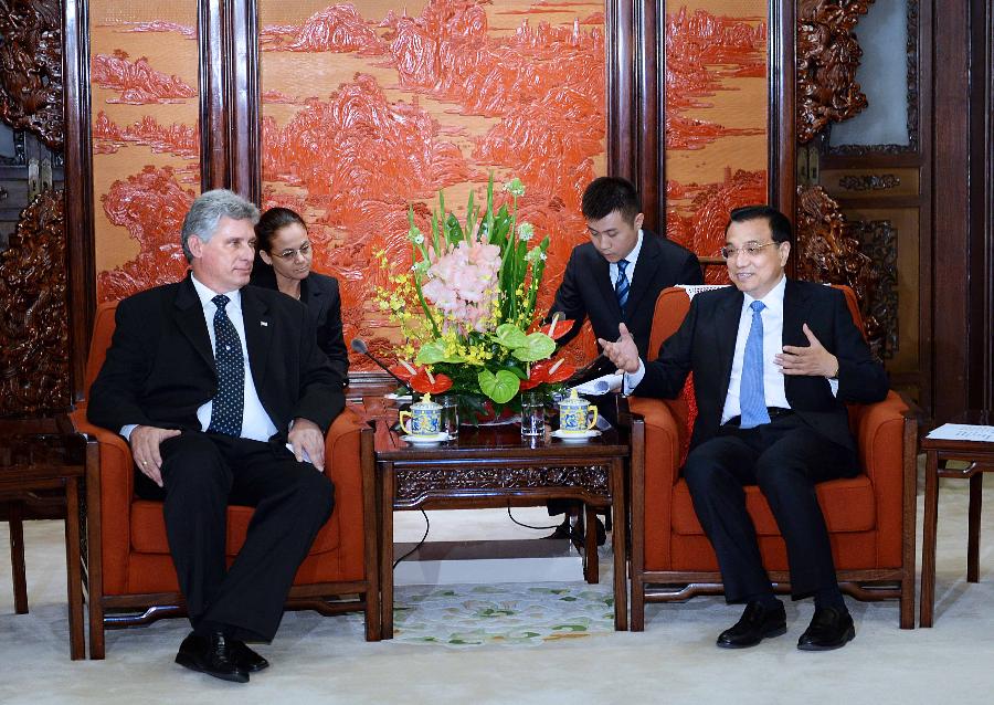 Chinese Premier Li Keqiang (R) meets with Miguel Diaz-Canel, Cuba's first Vice President of the Councils of State and Ministers, in Beijing, capital of China, June 18, 2013. (Xinhua/Li Tao)