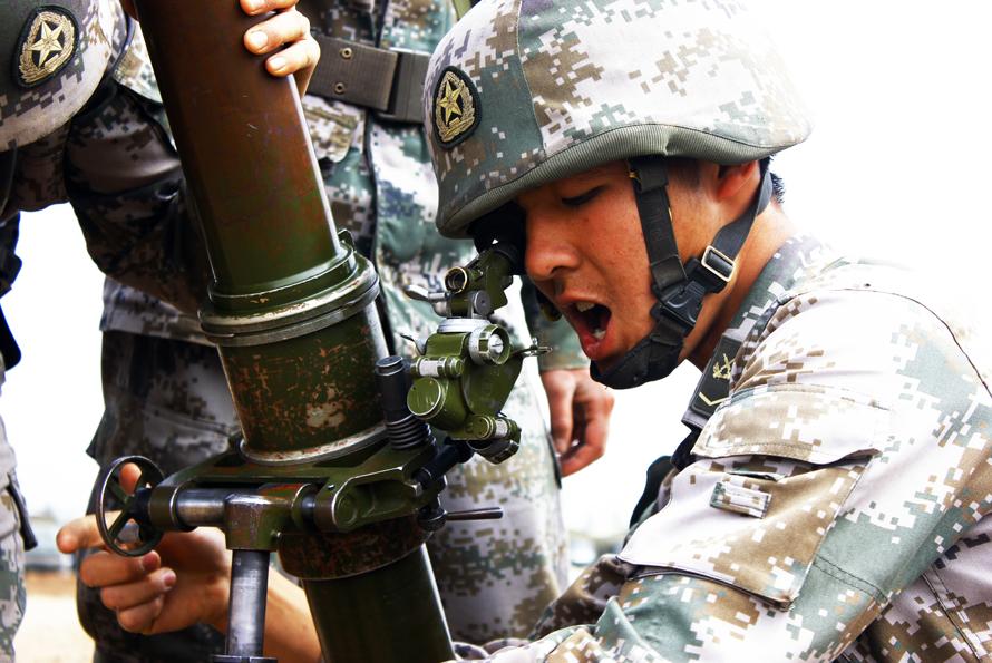 A regiment under the Lanzhou Military Area Command (MAC) of the Chinese People's Liberation Army (PLA) organizes its troops to carry out a comprehensive live-ammunition drill in an unfamiliar field. (China Military Online/Zhang Yaokun)