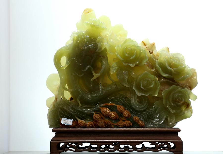 Photo taken on June 18, 2013 shows a jade carving work on display during the 2nd China (Tianjin) International Stone Blocks, Products & Equipment Exposition in Tianjin, north China. The exposition, opened here on Tuesday, has attracted more than 800 related enterprises both at home and abroad.(Xinhua/Wang Qingyan) 