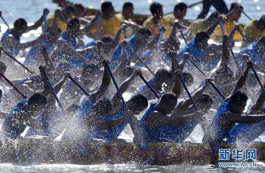 Teams in 22 people 500 meters straight racing final of World Invitational Dragon Boat Race. (Photo/Xinhua)