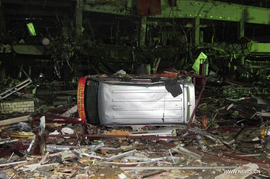 Photo taken on June 20, 2013 shows an overturned vehicle near the locale of a restaurant blast in Shuozhou City of north China's Shanxi Province, June 19, 2013. Blasts ripped through a restaurant in Shuozhou Wednesday night, killing three people and injuring 149 others. (Xinhua/Lyu Xiaoyu)