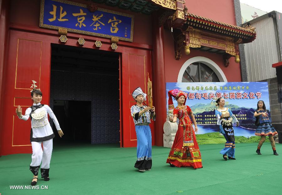 Performers dance during the 7th tea culture festival of Duyun pale-colouredtips in Beijing, capital of China, June 20, 2013. The festival opened here Thursday. (Xinhua/Lu Peng)