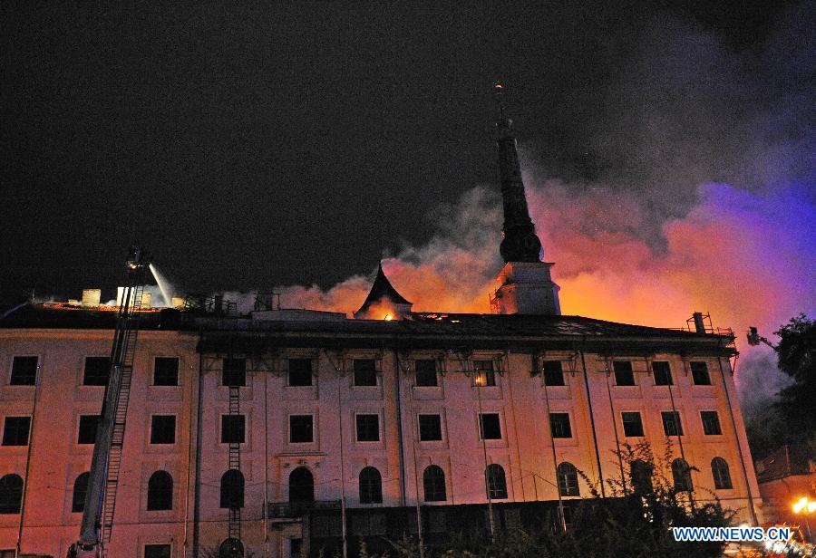 Fire blaze is seen on the roof of Riga Castle, Latvia, June 20, 2013. A massive roof fire was reported at the Riga Castle, office of the Latvian President. No casualty was reported. Due to ongoing renovation, the presidential office was temporarily moved to the Blackheads House, another historic landmark in the Latvian capital. (Xinhua/Guo Qun) 
