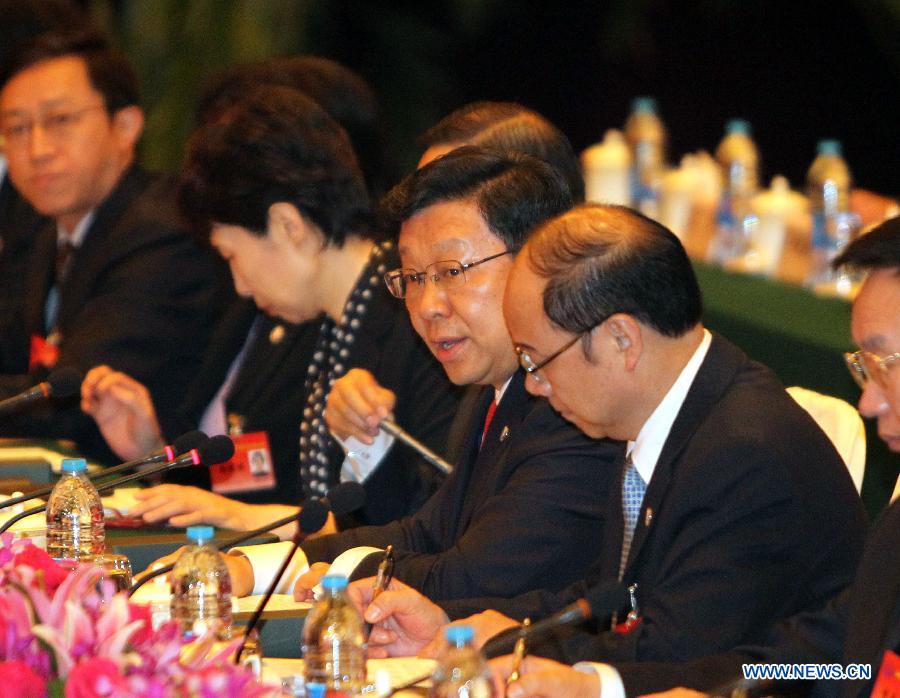 Chen Deming (C), president of the mainland-based Association for Relations Across the Taiwan Straits (ARATS), addresses the ninth round of cross-strait talks in Shanghai, east China, June 21, 2013. The ninth round of talks between ARATS and the Taiwan-based Straits Exchange Foundation (SEF) was held here on Friday. (Xinhua/Ren Long)